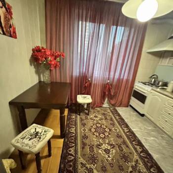 Продается Многокомнатная квартира, 100 м²