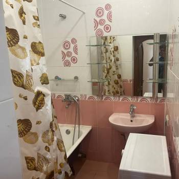 Сдается 1-комнатная квартира, 64 м²