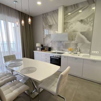 Продается 1-комнатная квартира, 94 м²